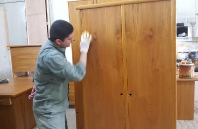 وحدة صباغة الأخشاب في العتبة العلوية المقدسة.. جهود متميزة لخدمة مرقد أمير المؤمنين (ع)