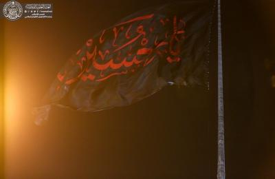 العتبة العلوية المقدسة ترفع راية الإمام الحسين (عليه السلام) في الميدان القديم وسط مدينة النجف الأشرف