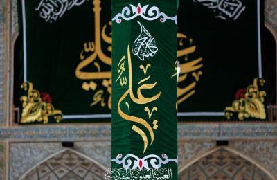بالصور .. تزيين الأرجاء المباركة للصحن الحيدري الشريف باللافتات الخضراء المؤطرة بالورود في ليلة الولادة الميمونة لأمير المؤمنين (ع)