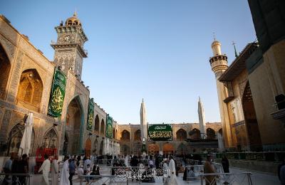 مرقد أمير المؤمنين (عليه السلام) يزدان باللوحات الخضراء المطرزة احتفالا بمولد الإمام الرضا (عليه السلام)